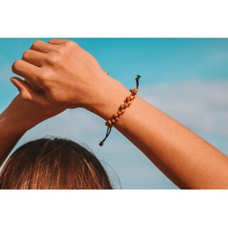 Armband mit kleinen Perlen aus Olivenholz handgemacht auf Mallorca
