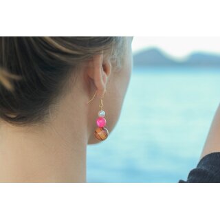 Ohrringe aus echten Olivenholz mit rosa und weier Schmuckperle  handgemachter Schmuck auf Mallorca Ohrhnger