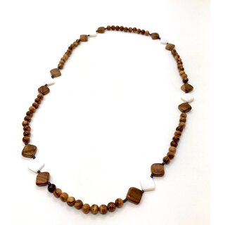 Halskette aus Olivenholz Perlen mit Rautenfrmigen Applikationen aus Olivenholz und weien Schmuckstein handgefertigt auf Mallorca