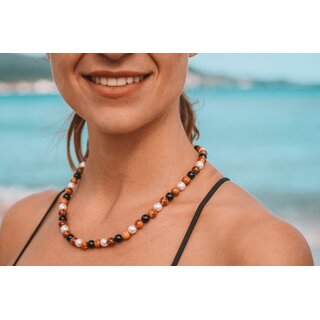 Halskette mit Perlen aus echten Olivenholz und Schmuckperlen handgemacht auf Mallorca