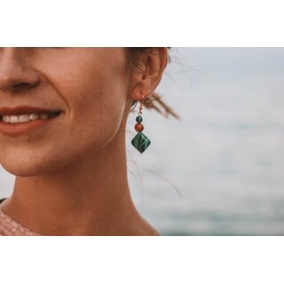 Ohrringe mit Perlen und grünen Applikationen aus echten Olivenholz handgemacht Holzschmuck Schmuck Olivenholzschmuck Ohrhänger