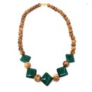 Halskette mit Perlen und grünen Applikationen aus echten...