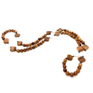 Halskette aus Olivenholz Perlen mit Rautenförmigen Applikationen aus Olivenholz und weißen Schmuckstein handgefertigt auf Mallorca